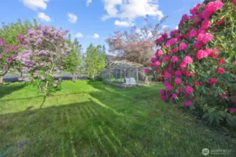 Kennel area for your pets plus yard is fully fenced