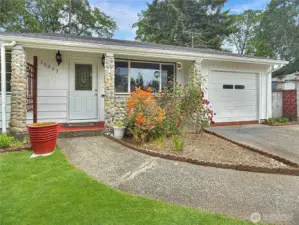 Privacy and peaceful home. Update Roof.