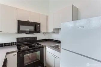 Perfect kitchen with everything you need. Micro and fridge are newer.