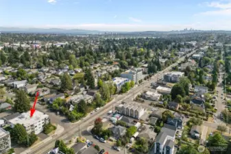 Well-maintained building in the heart of Greenwood with easy transit access