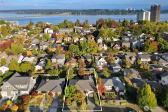 Just blocks to McGilvra Elementary School and "the village" including summer farmers market, shops, parks and resturants