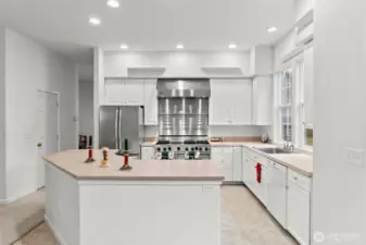 Another photo of kitchen and lots of counter space
