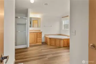 En suite w/ dual vanities