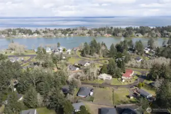 Quiet serene setting close to Duck Lake and minutes from the beach