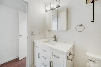 Elegant quartz counters and tile surround make this full bathroom feel brand new in Redmond’s sought-after Union Hill neighborhood.