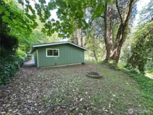 Fire pit area to the left of the far unit!