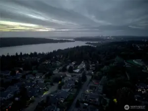 Only minutes to Lake Washington and water front parks, Gene Coulon Beach Park and Newcastle Beach Park. Plus Seatac Airport, downtown Bellevue and Seattle.  Only minutes to Lake Washington and water front parks, Gene Coulon Beach Park and Newcastle Beach Park.