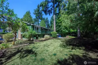 Plenty of space for entertainment and lawn games.
