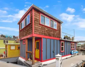 Welcome to Hah Choo! One of the most livable houseboats in Seattle. Designed by Thomas Bailey, this historic and impeccably maintained home is located on Lake Union along the Burke Gilman Trail in Wallingford.