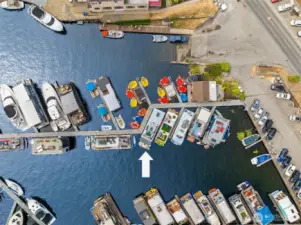Steps to boat ramp, hot tub boats, floating sauna and the Burke Gilman. Marina parking available.