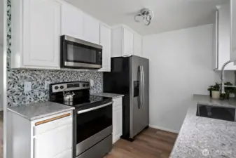 Custom ceramic tyle-backslpash with quartz countertops.