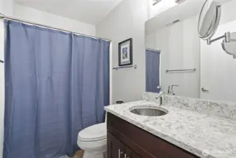 Full bathroom - Upper Floor
