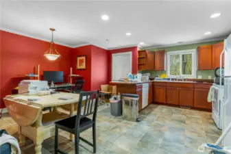APT KITCHEN/ DINETTE