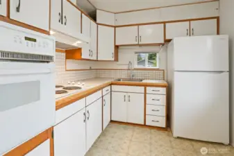 Tons of kitchen storage.