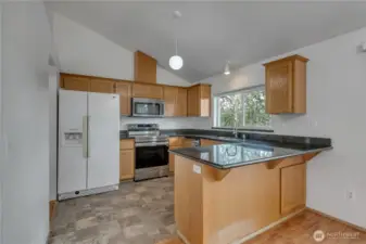 Perfect sized kitchen with all newer granite counter tops!