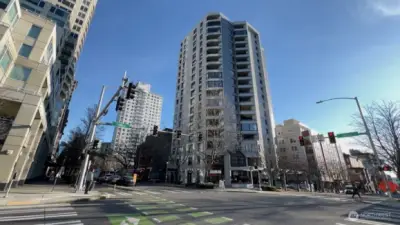 Harbour Heights, an 18-story concrete & steel building located in the heart of Belltown with dining, shopping, Sculpture Park, Seattle Center, Waterfront & Pike Place Market all so close!