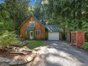 Escape to your own private cabin retreat at Lake Bosworth—a place where the pace of life slows down, nature surrounds you, and every day feels like a breath of fresh air.