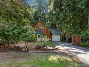 Here, mornings begin with coffee on the deck while eagles soar overhead, days are filled with fresh air and outdoor exploration, and evenings close with the stillness only found in a private woodland setting.