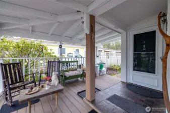 Covered front porch/patio.