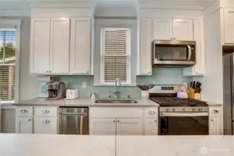 The large kitchen sink makes dish washing a breeze!