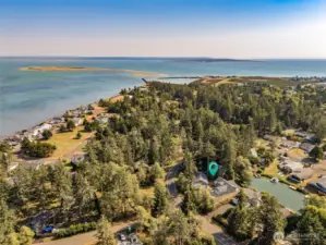 Short distance to the bay where you can enjoy days of beach combing, fishing, kite flying, site seeing and so much more!
