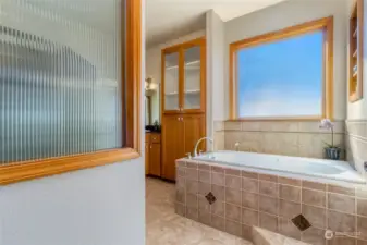 Guest Bath w/Jetted Soaker Tub