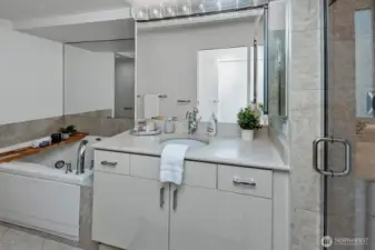 en-suite full bath