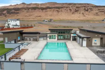 Look at that dreamy pool just calling your name!