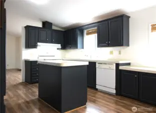 Large beautiful kitchen with eat in kitchen.