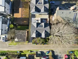 Fall in love with the ease of life here. Close to Ken’s Market for groceries, Macrina Bakery for bread or coffee, or take a drive-up Queen Anne Avenue.