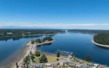 A beautiful walk from Steamboat Island and beach!