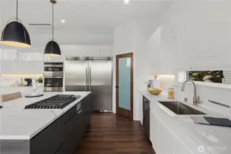 Upgraded Cabinets & Pantry, All Stainless Steel Appliances Including Over-Sized Refrigerator/Freezer, Breakfast Bar & Eating Area