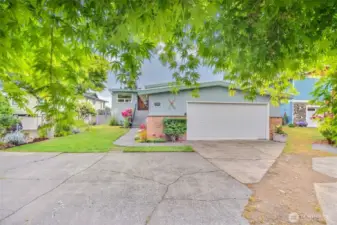 The charm of Edmonds and the views you'd dream of!