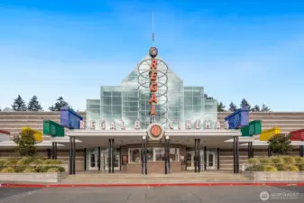Located close to all shopping, dining and entertainment.