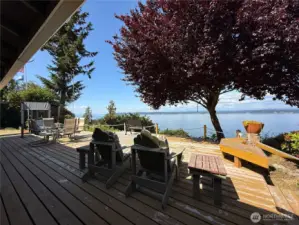 Host happy hour on your seaside deck!