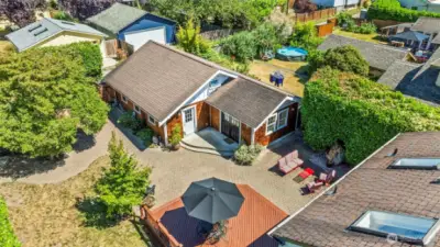 Detached finished space attached to garage. Great studio or home office!