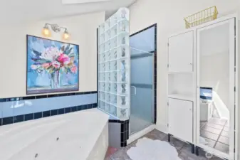 Primary bath reverse angle