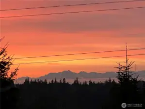 Watch the beautiful sunsets over the Olympic mountains. Interesting mountain views year-round. From the snow kept winners to the beautiful red and orange sunsets in the summers. This is a view. You will enjoy on all West facing rooms in the house. The deck has the best view and is the perfect place to hang out, relax and watch the sunsets over the mountains