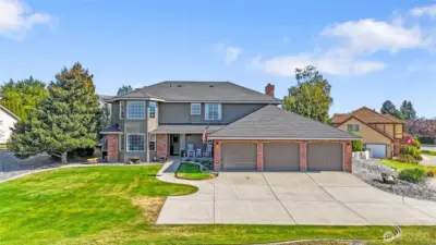 Over 2800 SF, 3 car garage, large closets throughout and VIEWS. Really nice VIEWS!
