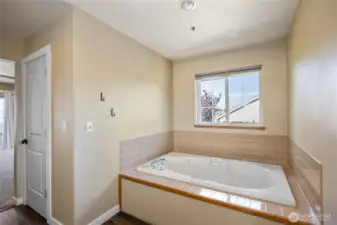 Soaking tub