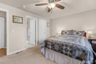 Private full bathroom and walk-in closet in primary bedroom