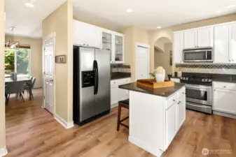 Chef's kitchen With Eating space!