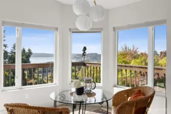 Wall of Windows, expansive Deck