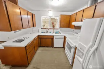 kitchen has plenty of cabintry