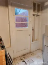 garage has a door to the side yard too