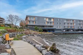 Scenic Lake Washington shoreline path beside the building at David Brink Park, following the waterfront toward downtown Kirkland