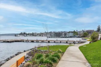 Scenic Lake Washington shoreline path beside the building at David Brink Park, following the waterfront toward downtown Kirkland