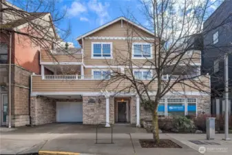 Welcome to Cobblestone Court centrally located in the fantastic Seaview neighborhood! The secure garage is off to the left.