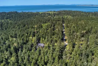 Minutes from North Beach park - walking trails guide you to the beach!