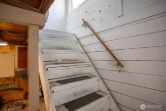 Steps to Garage Loft